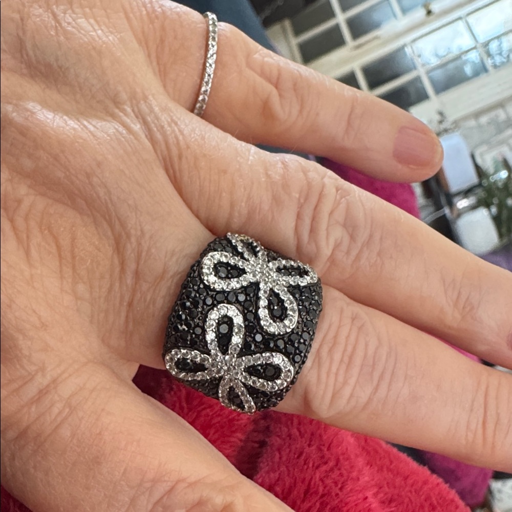 Elegant Black and Silver Women's Ring
